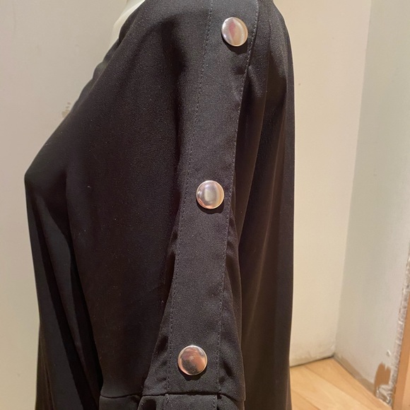 Black and white blouses with metal detail - Picture 2 of 5